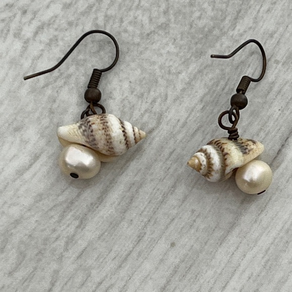 Elegant Shell and Pearl Earrings - Ready for Gift-Giving in Gold Box - Picture 7 of 11